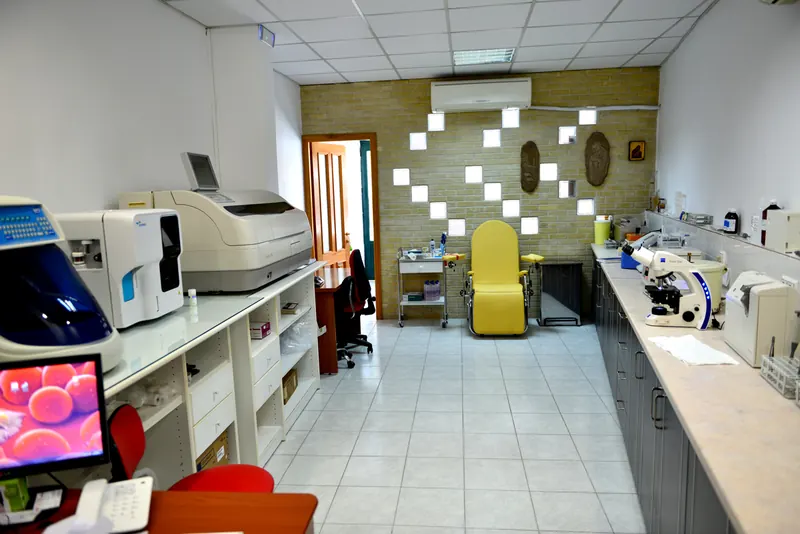 Microbiology laboratory with analysers